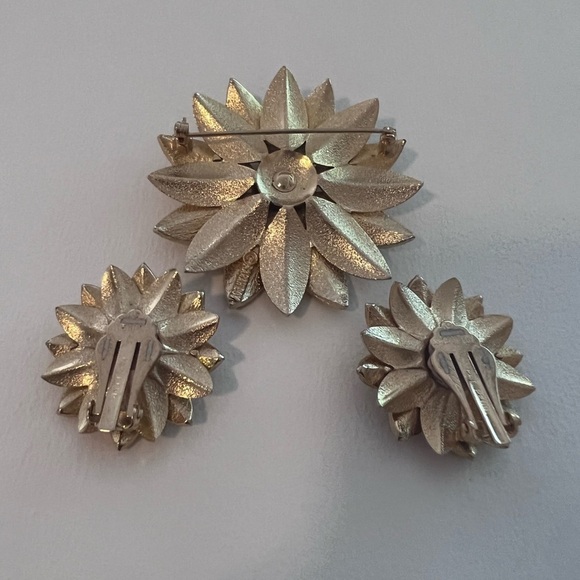 Vintage Sarah Coventry vintage Brooch and earrings set. - Picture 3 of 3